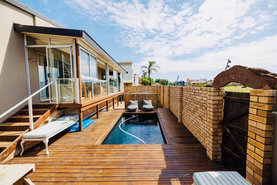 5 Bedroom Property for Sale in Wavecrest Eastern Cape
